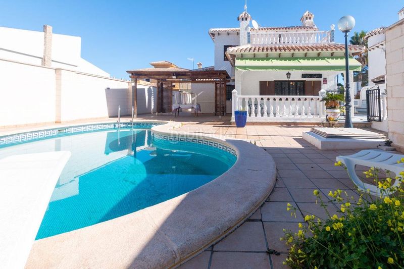 Foto cabdd69f-8dac-4b51-ad7a-2b2f92ac3fbe. Xalet amb aparcament piscina a La Zenia Orihuela