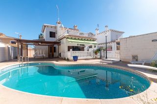 Chalet en La Zenia. Encantadora villa con piscina privada y ubicación fantástica en