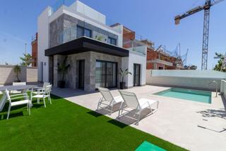 Xalet en Pilar de la Horadada Ciudad. Villas de lujo con piscina privada solarium y sotano en pilar de