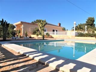 Chalet in Villamartín-Las Filipinas. Villa de 4 dormitorios con parcela de 1.500 metros, zona villama