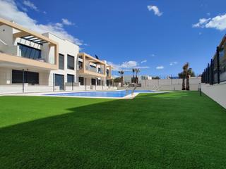 Casa a Los Almendros. Bungalows de 2 dormitorios y 2 baños, totalmente equipados, zona
