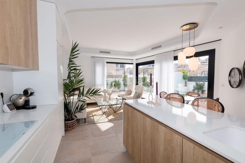 Foto d58c05e4-5e9d-46f0-ba8e-31e19ab791a9. Chalet con piscina in La Florida Orihuela