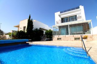 Xalet a San Miguel de Salinas. Villa de 5 dormitorios con vistas despejadas, zona san miguel de