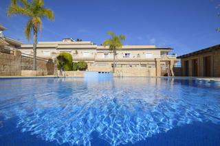 Casa adossada a Villamartín-Las Filipinas. Adosado con 2 dormitorios y 2 baños, con piscinas comunitaria en