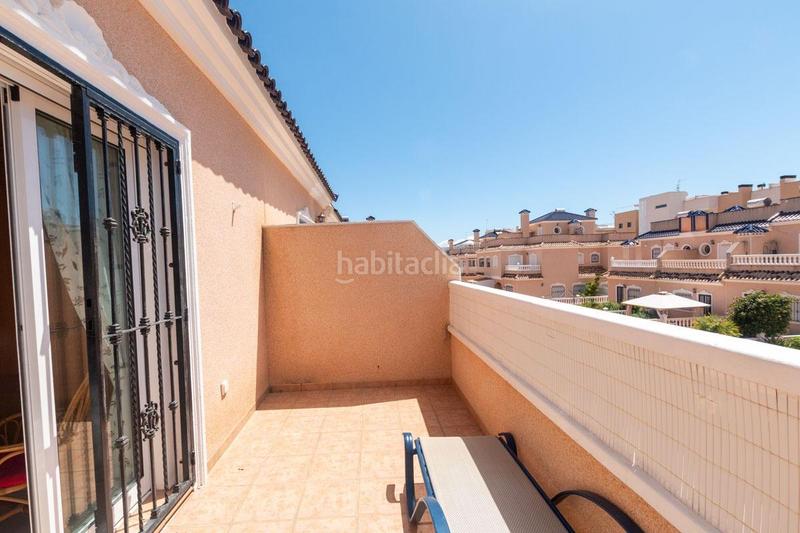 Foto 14e372c1-5850-4297-8714-7918a583876c. Casa adosada adosado con 2 dormitorios y 2 baños, con piscinas comunitaria en zona villamartin costa en Orihuela