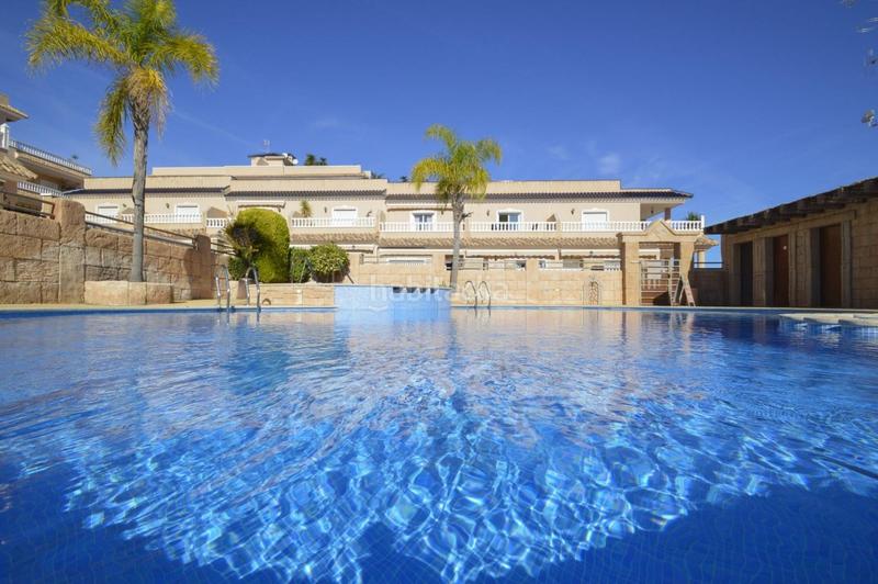Foto 4381a00d-fe0d-43de-9e3c-a6a8154f55ff. Casa adosada adosado con 2 dormitorios y 2 baños, con piscinas comunitaria en zona villamartin costa en Orihuela