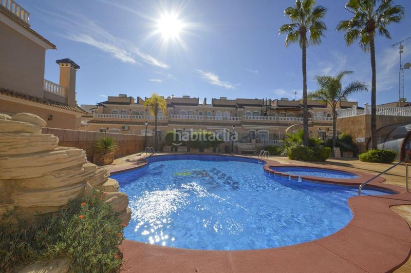 Foto 4ad6dd84-1d99-48b9-890e-c741ab1d7ff2. Casa adosada adosado con 2 dormitorios y 2 baños, con piscinas comunitaria en zona villamartin costa en Orihuela