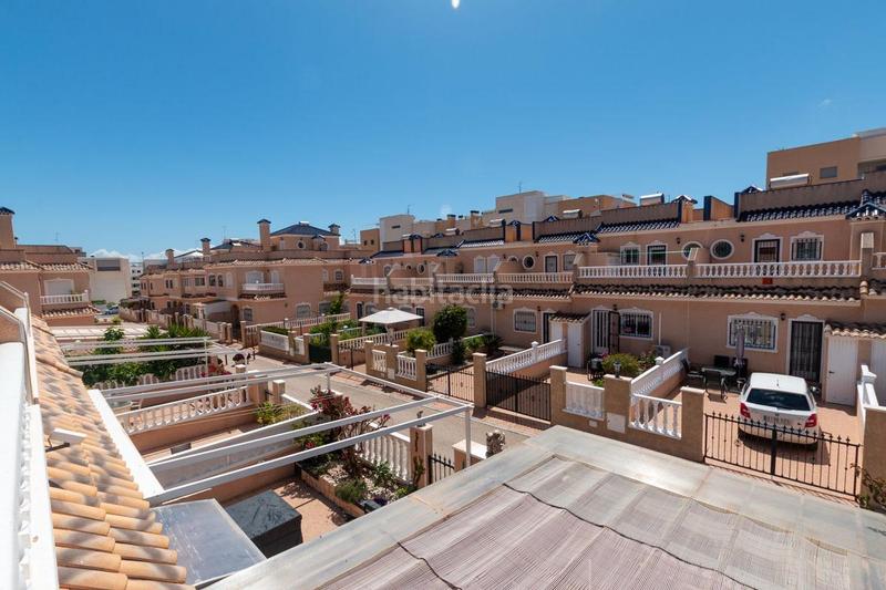 Foto 4dad782e-2382-4e55-9e60-ba57a5374308. Casa adosada adosado con 2 dormitorios y 2 baños, con piscinas comunitaria en zona villamartin costa en Orihuela