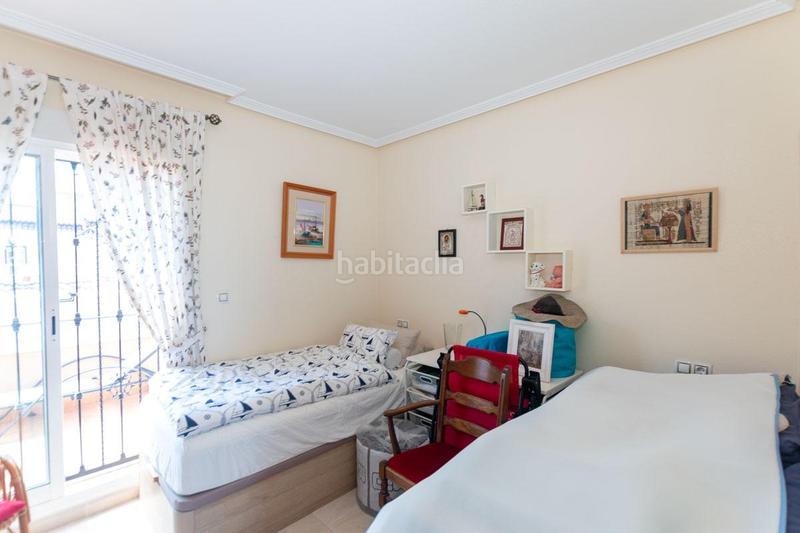 Foto 79b431aa-4a1e-4092-a425-7ac180475729. Casa adosada adosado con 2 dormitorios y 2 baños, con piscinas comunitaria en zona villamartin costa en Orihuela