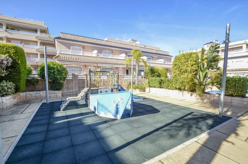Foto ac893e7f-2a62-413e-ad63-a1241abe7071. Casa adosada adosado con 2 dormitorios y 2 baños, con piscinas comunitaria en zona villamartin costa en Orihuela