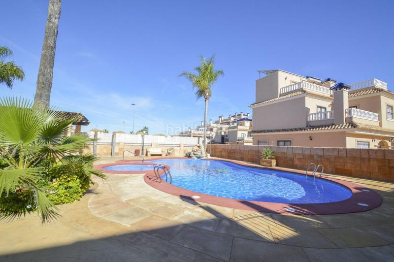 Foto bb3d35ce-5ec0-4d8b-86c8-d79e122e92c6. Casa adosada adosado con 2 dormitorios y 2 baños, con piscinas comunitaria en zona villamartin costa en Orihuela