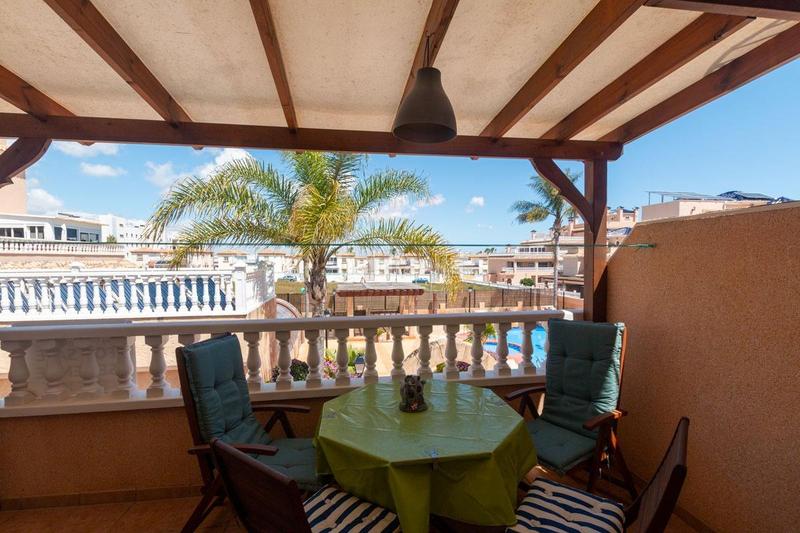 Foto f5fb5ab2-113a-4870-bd60-bf963a45024e. Casa adosada adosado con 2 dormitorios y 2 baños, con piscinas comunitaria en zona villamartin costa en Orihuela