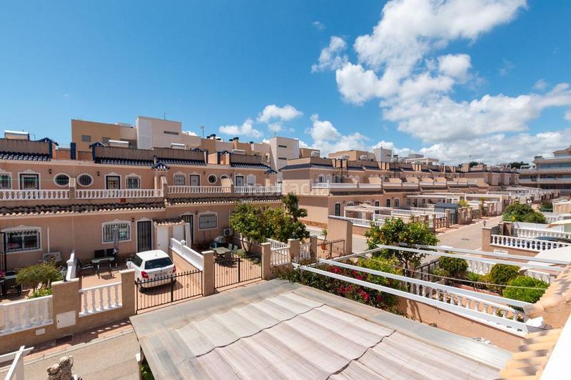 Foto f9da7bed-17ce-4ceb-89fe-8b6dea8916fd. Casa adosada adosado con 2 dormitorios y 2 baños, con piscinas comunitaria en zona villamartin costa en Orihuela