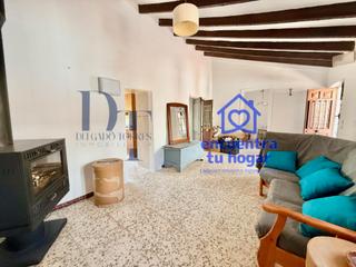 Towny house in Cútar. Casa con jardín, porche y terraza en el encantador pueblo blanco