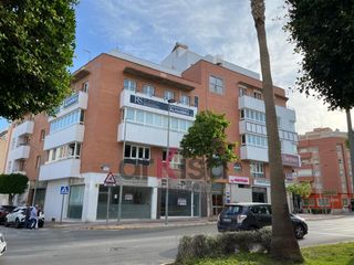 Location Local commercial à Pabellón - Estación - El Corte Inglés. Local comercial en esquina frente al auditorio de el ejido
