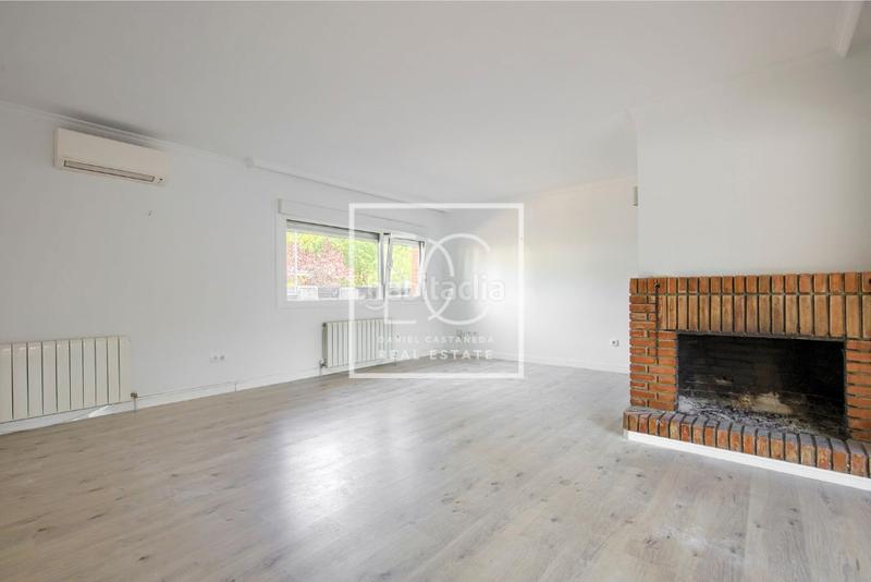 Foto e5b38ea4-dd30-4dd5-a348-714eebfc717a. Chalet con camino riscaldamento parcheggio in Iglesia-Estación Moralzarzal