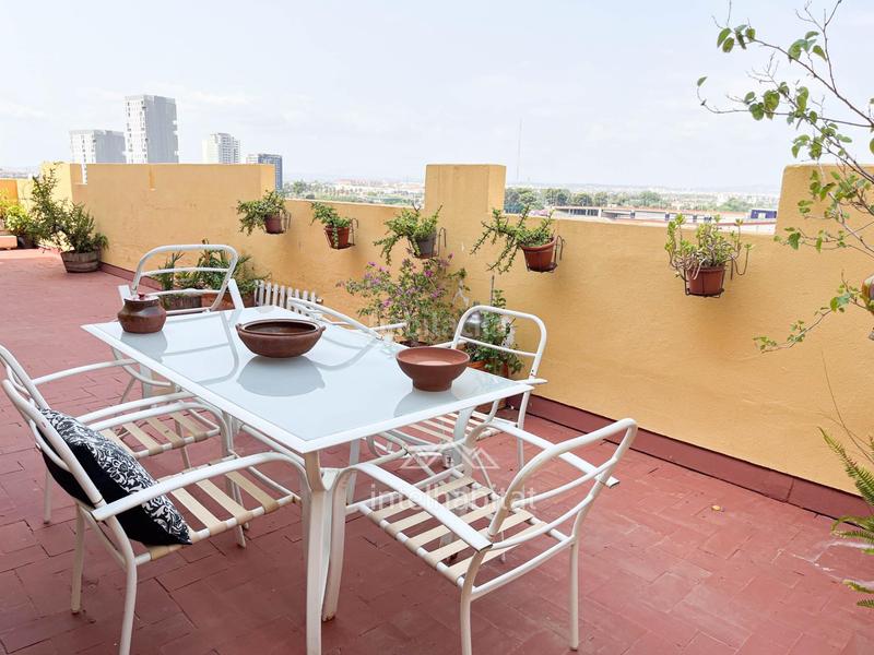 Foto d7a82237-ce6f-416b-b52e-07c89458580d. Piso  luminoso con terraza de 118m2 en Camí Reial Valencia