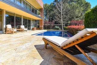 Casa a Begues. Exclusiva casa contemporánea con piscina y vistas en begues