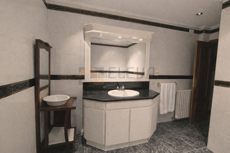 Foto b8c2dfaa-67ab-48f1-9515-d65e8677b08e. Casa adossada amb xemeneia calefacció aparcament a Roda (La)