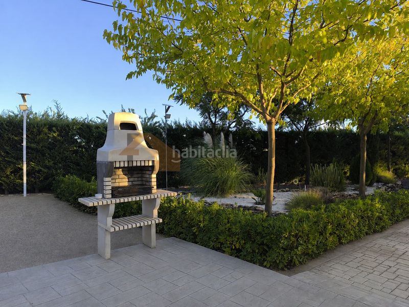 Foto 70e5c226-7455-4377-9856-215cec5972b2. Masia amb xemeneia aparcament a Roda (La)