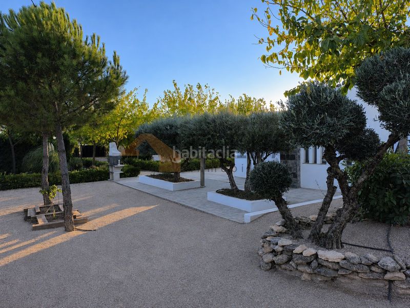 Foto 7b4f8a10-4574-480a-8835-09e45e05e32b. Masia amb xemeneia aparcament a Roda (La)