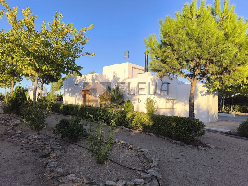 Foto c80569d1-321d-4a15-b24d-5530c7f2b266. Masia amb xemeneia aparcament a Roda (La)