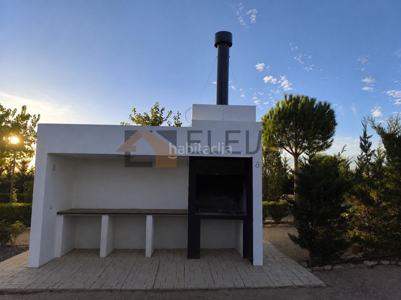Foto c8b409c2-4c81-4ac2-bfe2-a1d381b79358. Masia amb xemeneia aparcament a Roda (La)