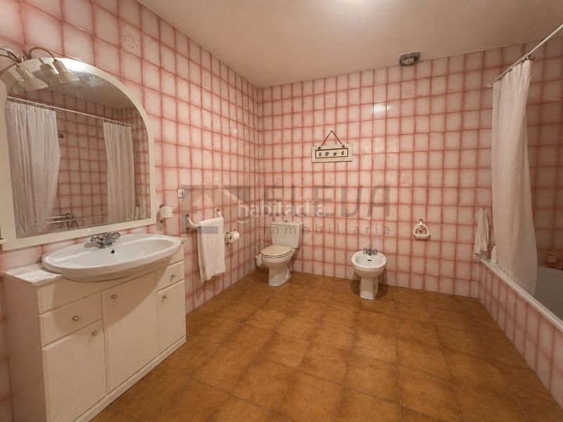 Foto c0c52d47-6368-49aa-83c3-a4439d6d307c. Casa amb xemeneia a Roda (La)