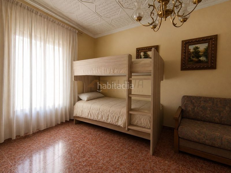Foto a934b5d7-fbcb-4da8-ba43-f2fdfde0bd01. Casa  con salida a dos calles en Roda (La)