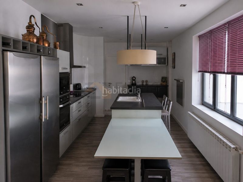 Foto 4c773ece-5779-435c-9dd3-28b267b67e89. Duplex with fireplace heating in Roda (La)