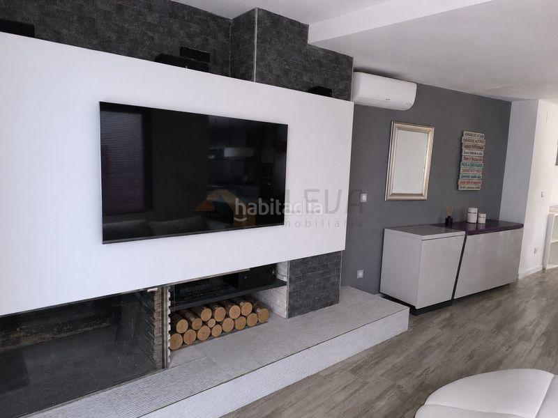 Foto dcdc5830-f54e-42d6-93aa-7cce9bfd106c. Duplex with fireplace heating in Roda (La)