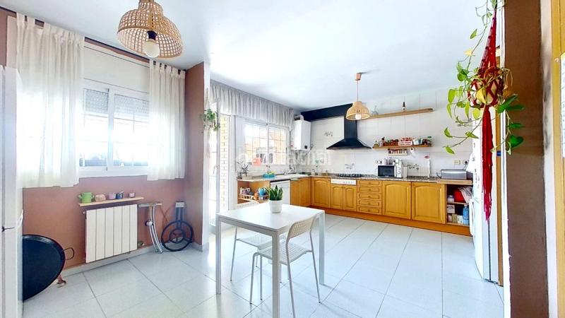 Foto ec06796f-4cfc-4e0d-b08a-4a9aacd3c8ea. Casa pareada casa en venta en Centre-Eixample-Can Llobet Barberà del Vallès
