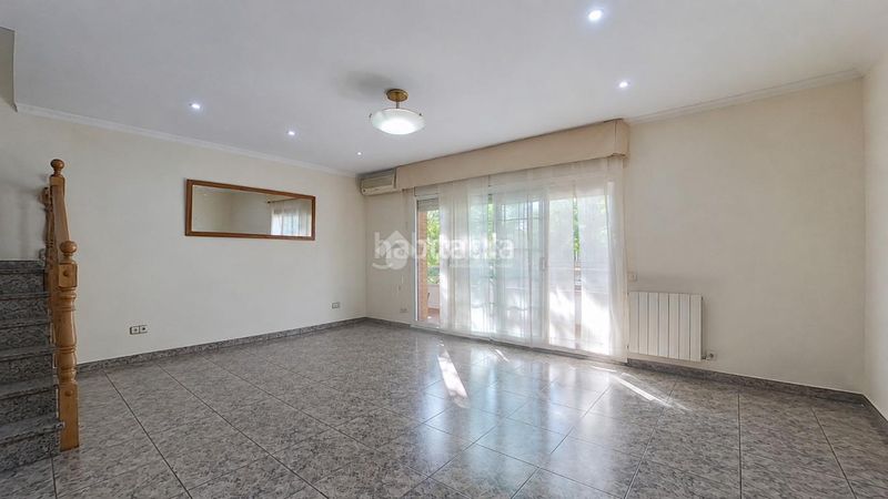 Foto b4852b68-d75f-460c-bb4d-4a46785c08c5. Casa aparellada amb calefacció a Centre-Eixample-Can Llobet Barberà del Vallès