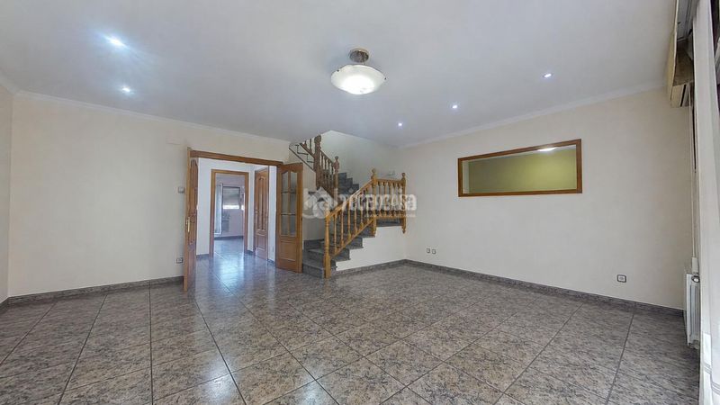 Foto e17f82e7-1635-4250-8a98-fe3b274f2de1. Casa aparellada amb calefacció a Centre-Eixample-Can Llobet Barberà del Vallès
