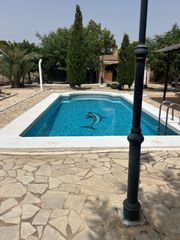 Casa a Sol y Luz. Exclusivo chalet independiente con piscina, tierra de labranza y