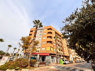 Appartement à Albal. Luminosa vivienda en esquina con terraza y garaje en calle santa
