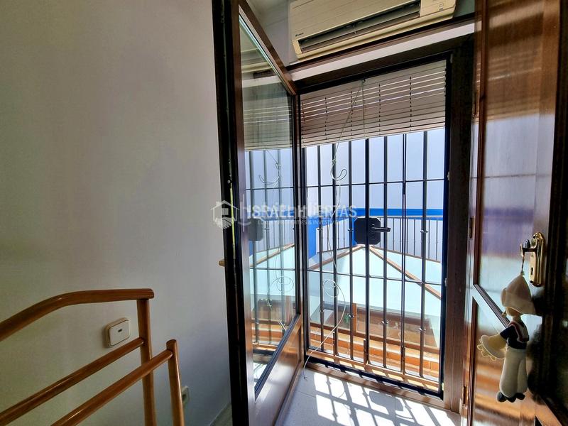 Foto 11eda1be-0e92-4038-a8ea-ce8232d32f11. Casa aparellada a Centro Nerja