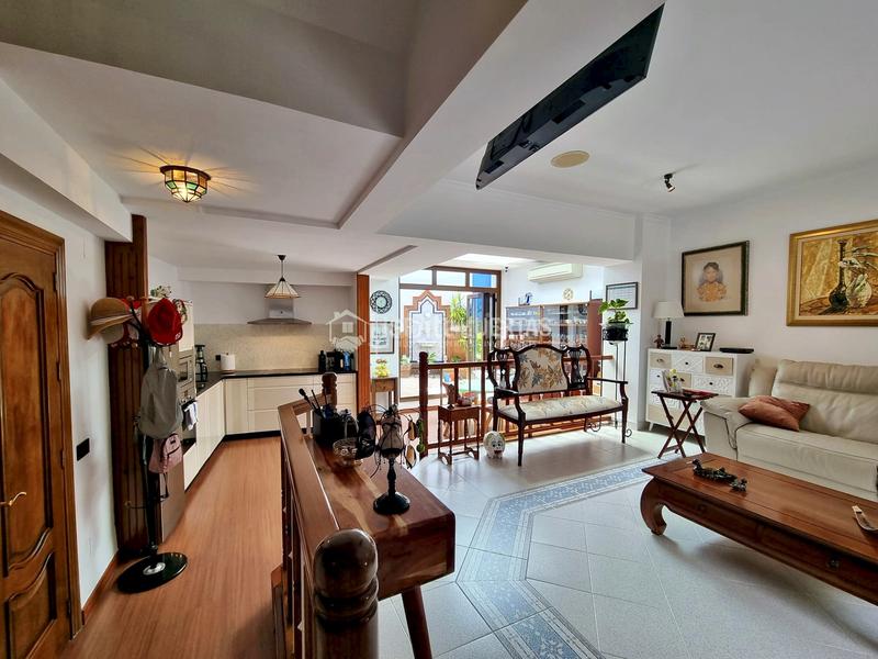 Foto d38256eb-8fe3-4e1a-a16f-5f5c20204cf0. Casa aparellada a Centro Nerja