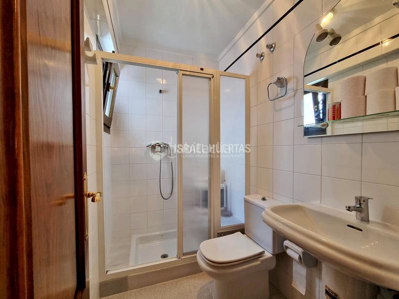 Foto f762f14f-4862-42f3-b60d-bead9407a6a3. Casa aparellada a Centro Nerja