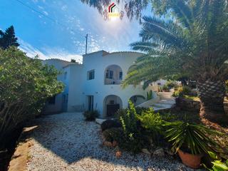 Xalet en Carrer del nard 8. Encantadora villa con piscina privada en zona verde del montg e