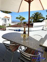 Haus in Araya. Casa independiente con piscina climatizada, vistas al mar y casa