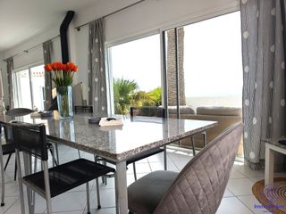 Haus in Araya. Casa independiente con piscina climatizada, vistas al mar y casa