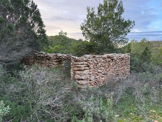 Terreno residenziale in Cala Vedella-Cala Tarida. Terreno con construcción existente en venta en ibiza  entorno na