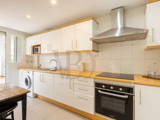 Apartamento  Calle sant cristofol. Amplio apartamento con terraza y gran potencial de actualizaci�n