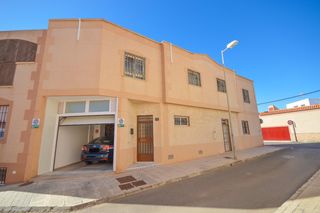 Reihenhaus in San vicente 18. Se vende casa con local comercial y sotano en el alquian barrio