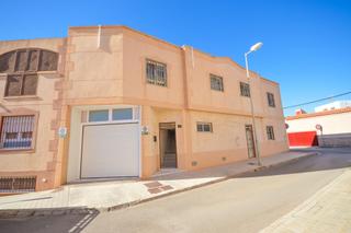 Maison jumelée  San vicente 18. Se vende casa con local comercial y sotano en el alquian barrio