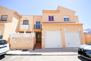 Maison à Estatua de zeus 17. Venta duplex con acceso a sotano