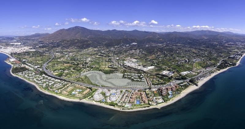 Foto 243bf840-bb58-4105-a2e6-ffe44c257604. Apartament amb piscina a Las Lomas Estepona