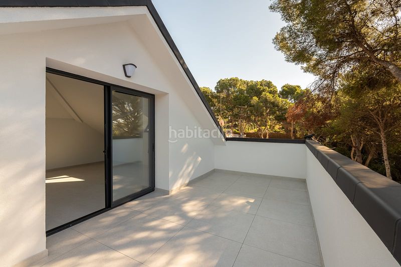 Foto 48a7b1f4-654f-410e-be09-18ba0533d40e. Casa amb piscina a Centre Castelldefels