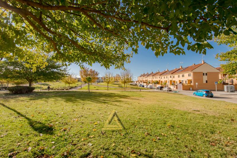 Foto 2e9f935a-909c-4f3a-8a65-d8a7d6ec95b8. Casa adossada amb xemeneia a Restón I-Restón II Valdemoro